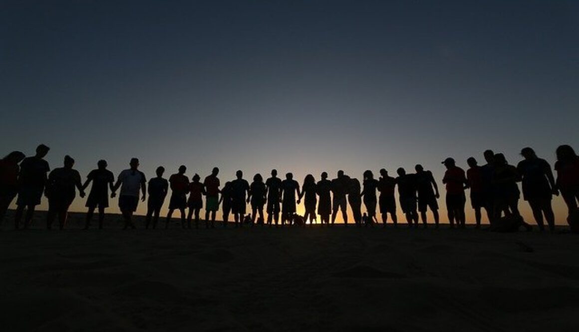 persone che si tengono per mano formando un grande cerchio
