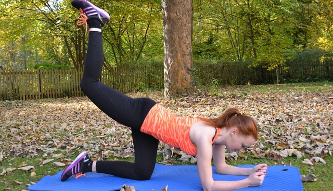 ragazza che fa ginnastica all'aperto