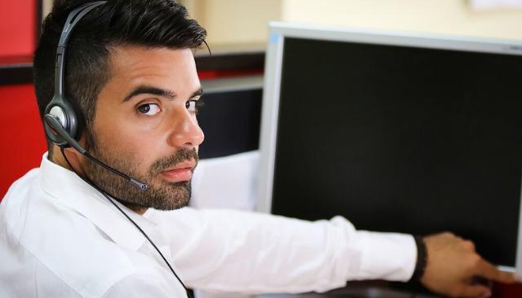 giovane uomo davanti a un computer