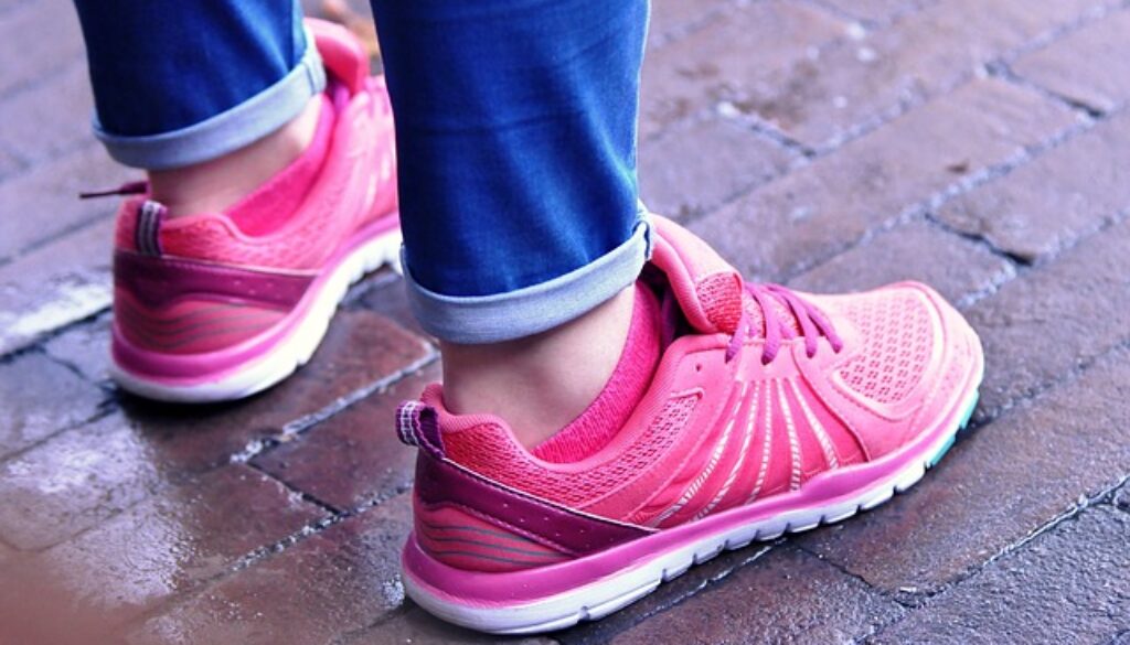 primo piano di piedi con scarpe da ginnastica rosa