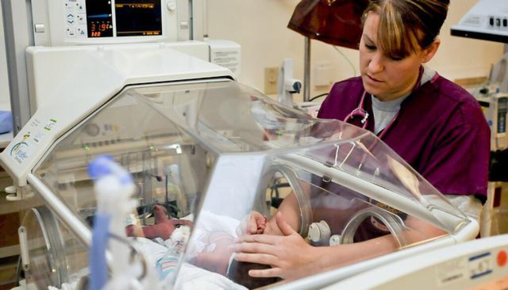 infermiera pediatrica