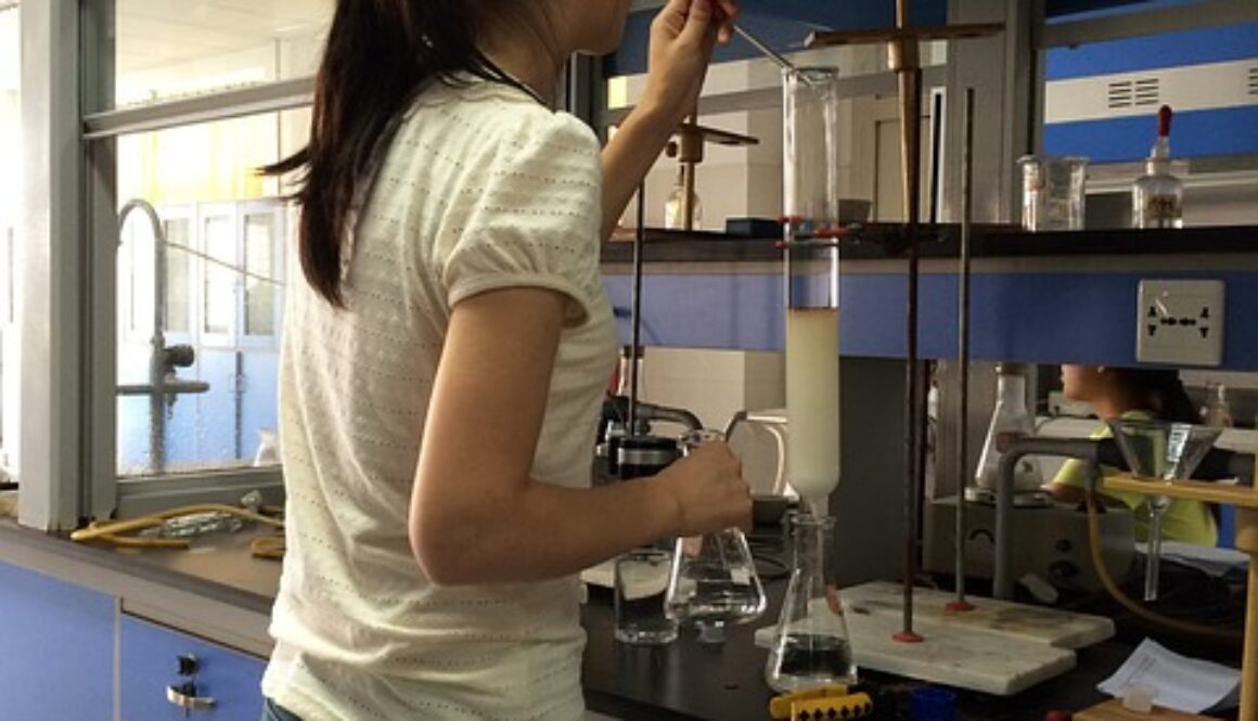 studentessa in laboratorio