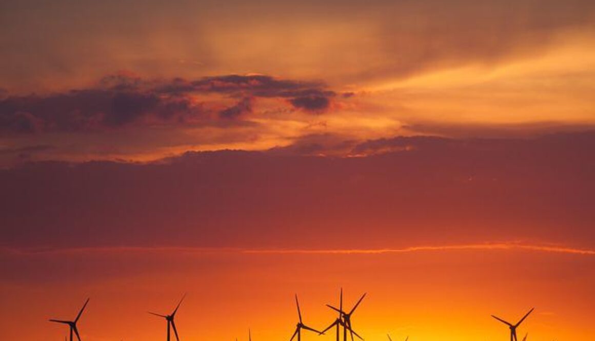 pale eoliche al tramonto