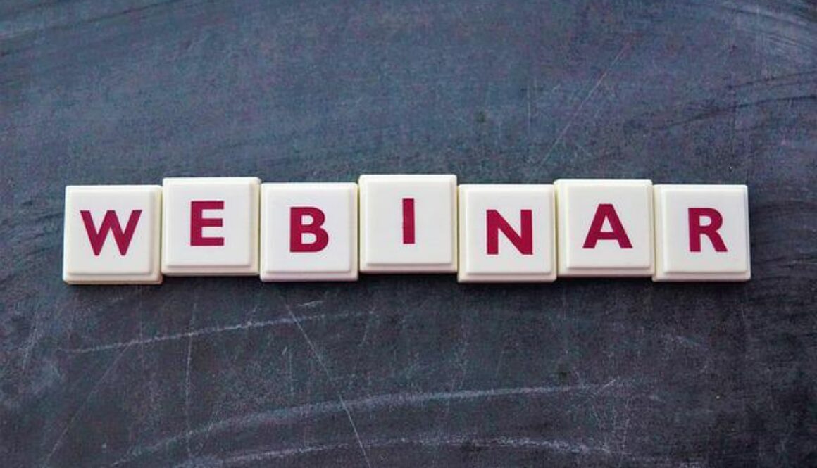 lavagna con tessere che compongono la parola webinar