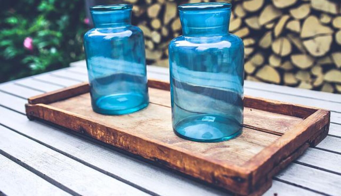 vassoio legno e vasi azzurri