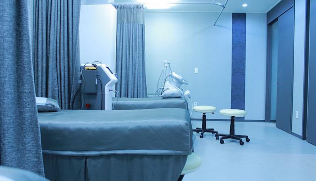 stanza ospedale con letti