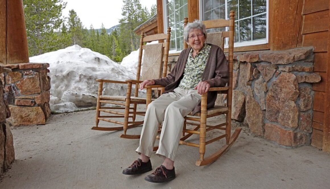 signora anziana su sedia a dondolo