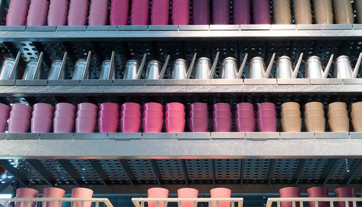 tazze colorate negli scaffali