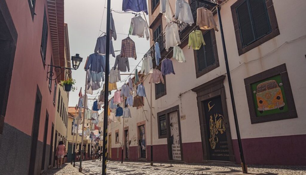 camicie stese sui fili in strada