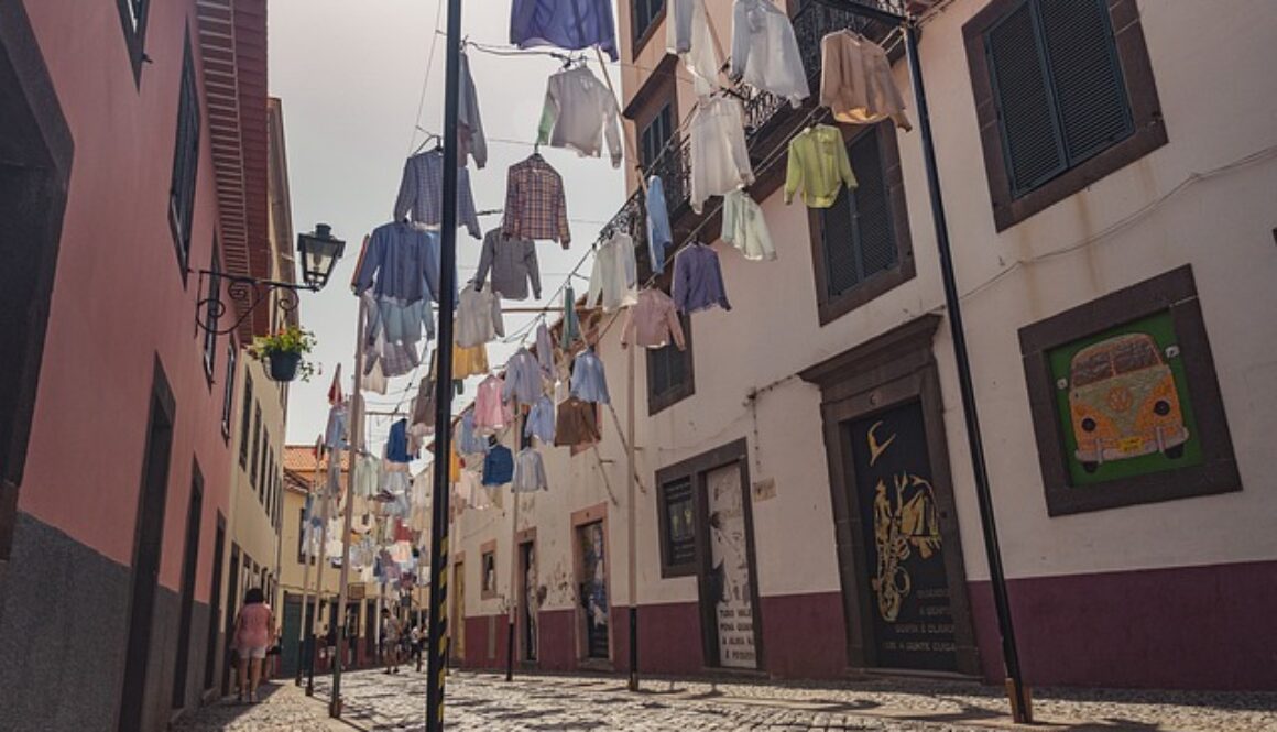 camicie stese sui fili in strada
