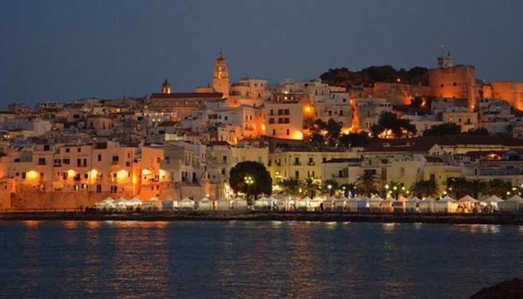 panoramica di Vieste di sera dal mare