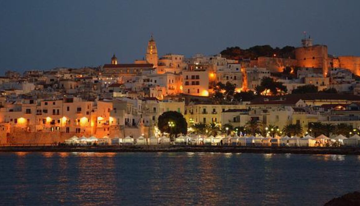 panoramica di Vieste di sera dal mare