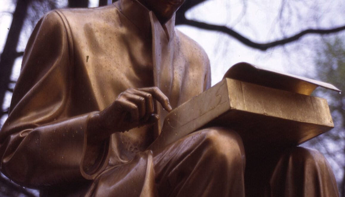 Indro Montanelli's statue in Milan