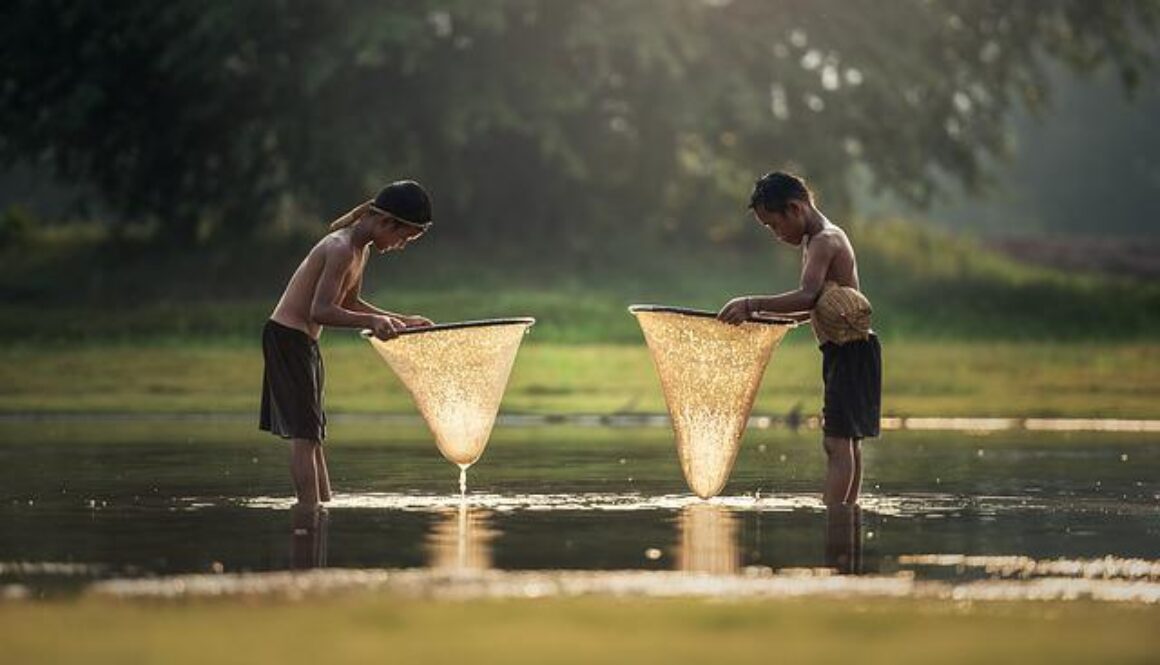 bambini orientali che pescano. avere acqua potabile per tutti è l'obiettivo 6 di Agenda 2030