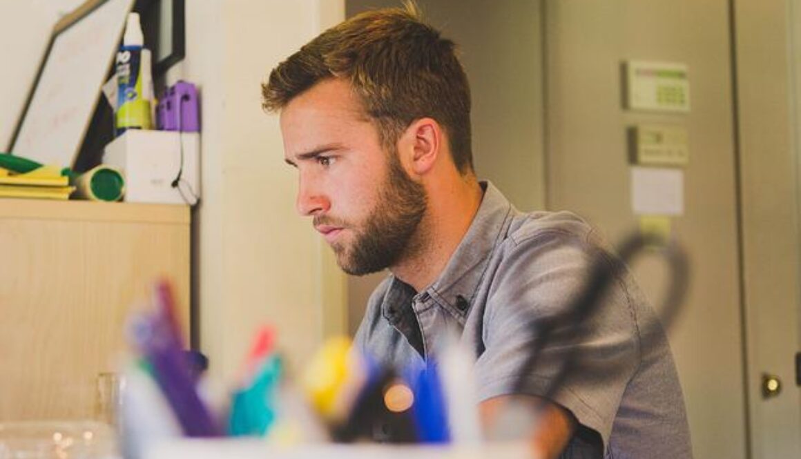 ragazzo alla scrivania davanti a un computer