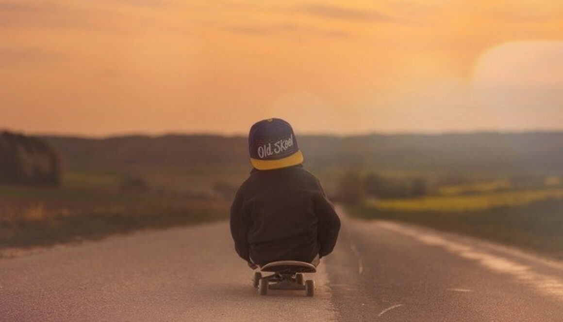 bambino su skate lungo una strada vuota. Imprese, innovazione e infrastrutture sono fondamentali per lo sviluppo mondiale