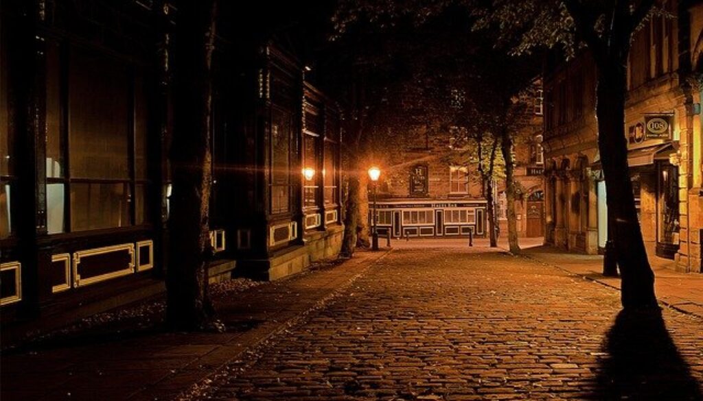 città di notte. città e comunità sostenibili sono uno degli obiettivi di Agenda 2030