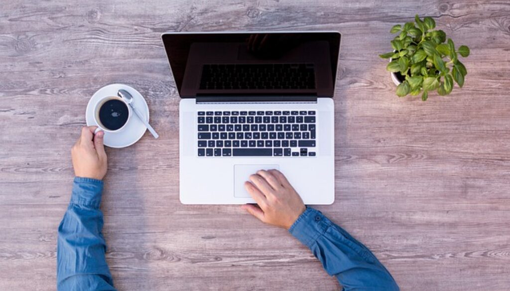 computer e persona che scrive