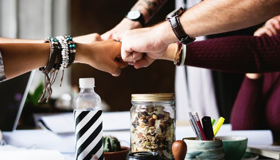 mani a pugno unite sopra a una scrivania. Il Programma GOL può aiutare a trovare lavoro