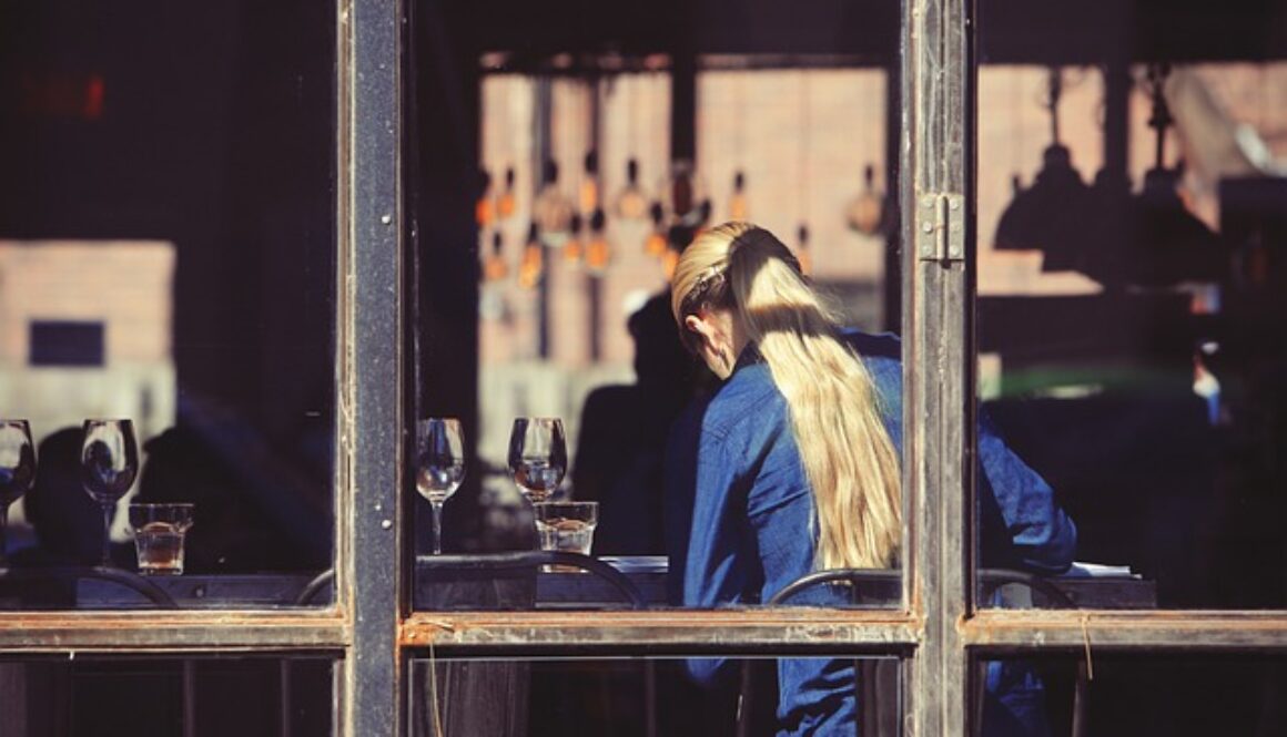 ragazza seduta in un bar