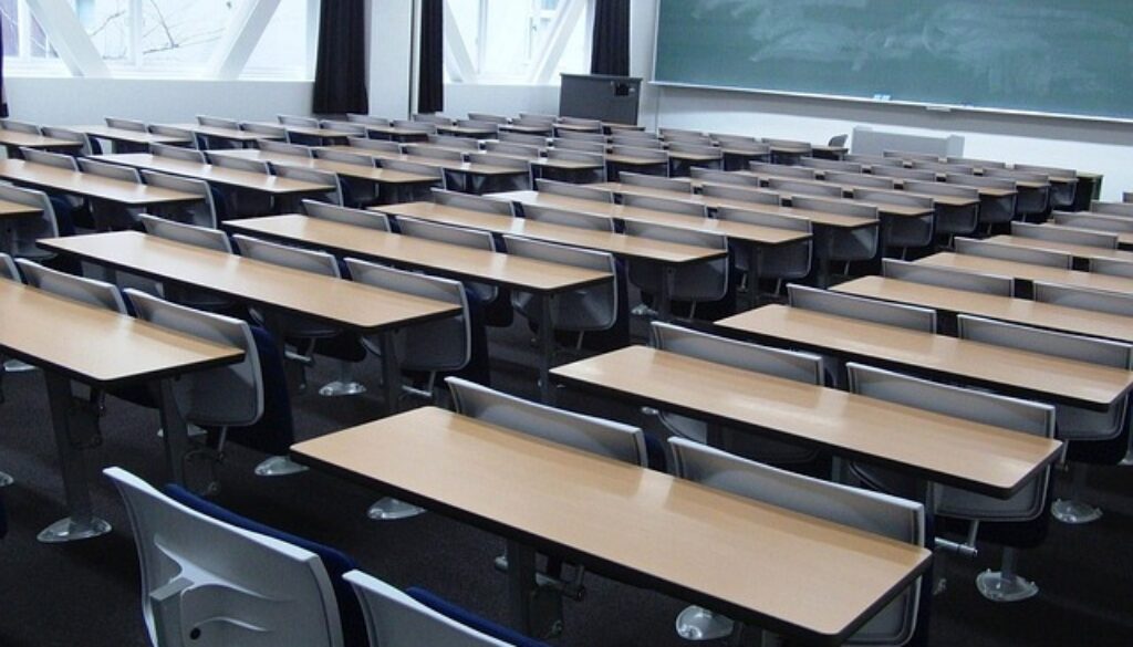 aula con banchi e lavagna