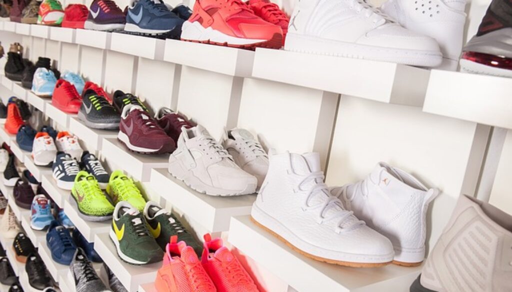 scarpe da ginnastica esposte su parete