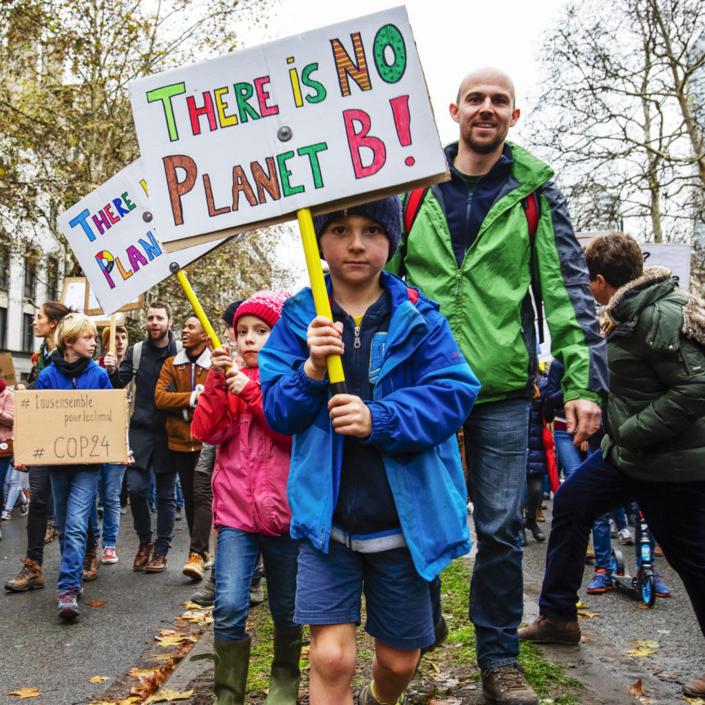 ragazzi che manifestano per il pianeta. Partecipa al concorso fotografico Uno scatto per il clima