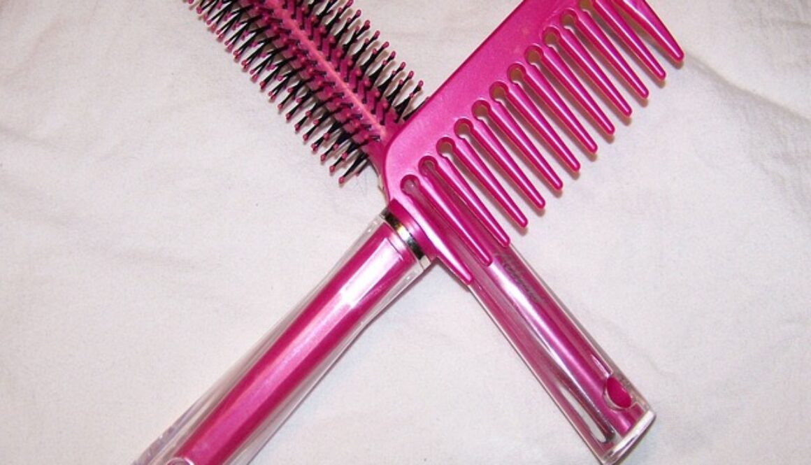 pettine e spazzola rosa fucsia