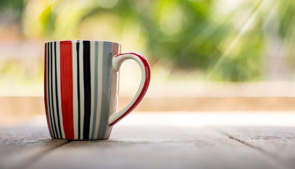 tazza davanti a finestra