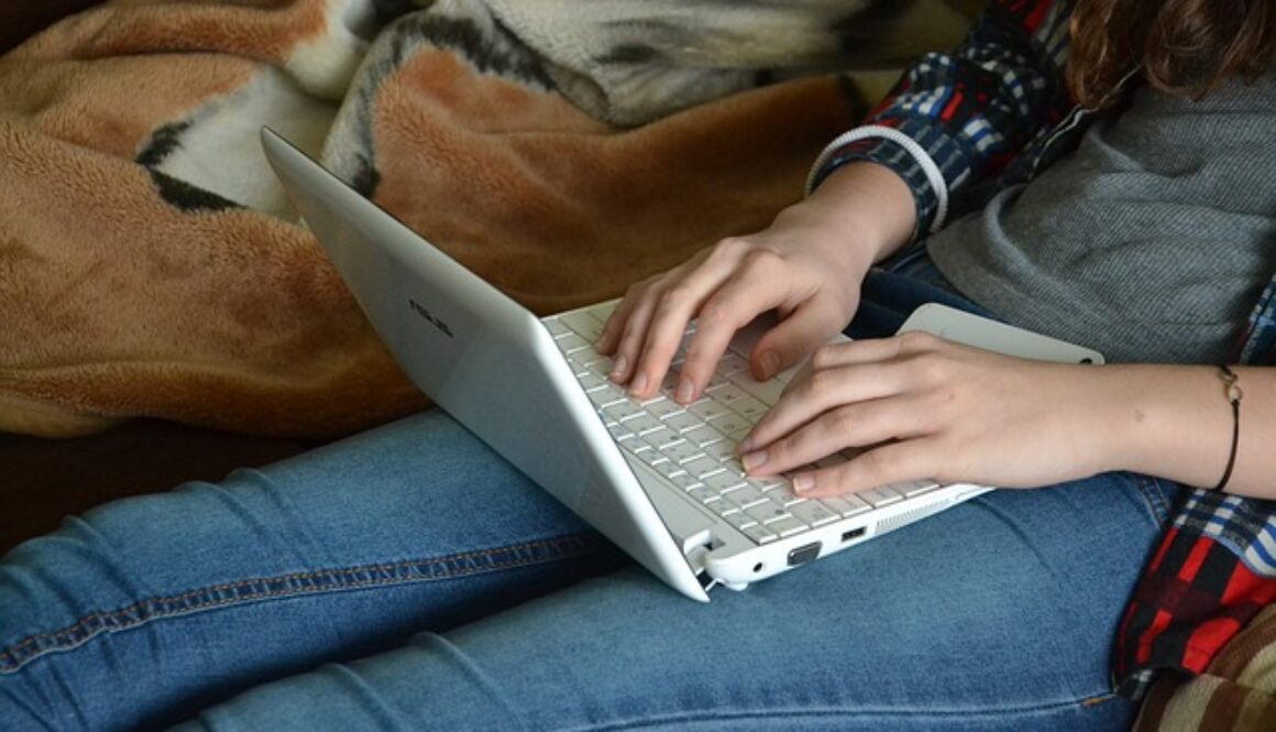 ragazza che scrive con laptop. cercare lavoro è un lavoro! Ti spieghiamo come fare