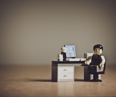 pupazzatto alla scrivania di un ufficio