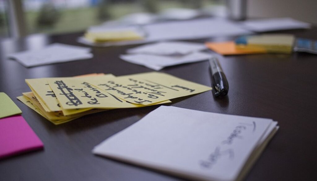 scrivania con fogli di appunti