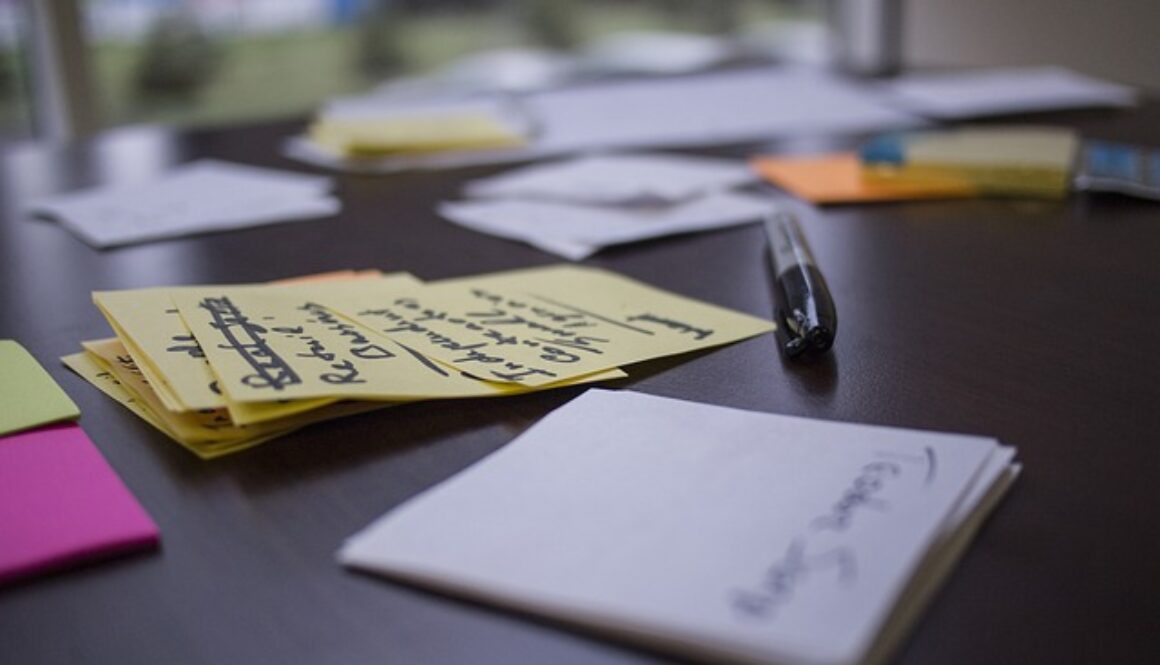 scrivania con fogli di appunti