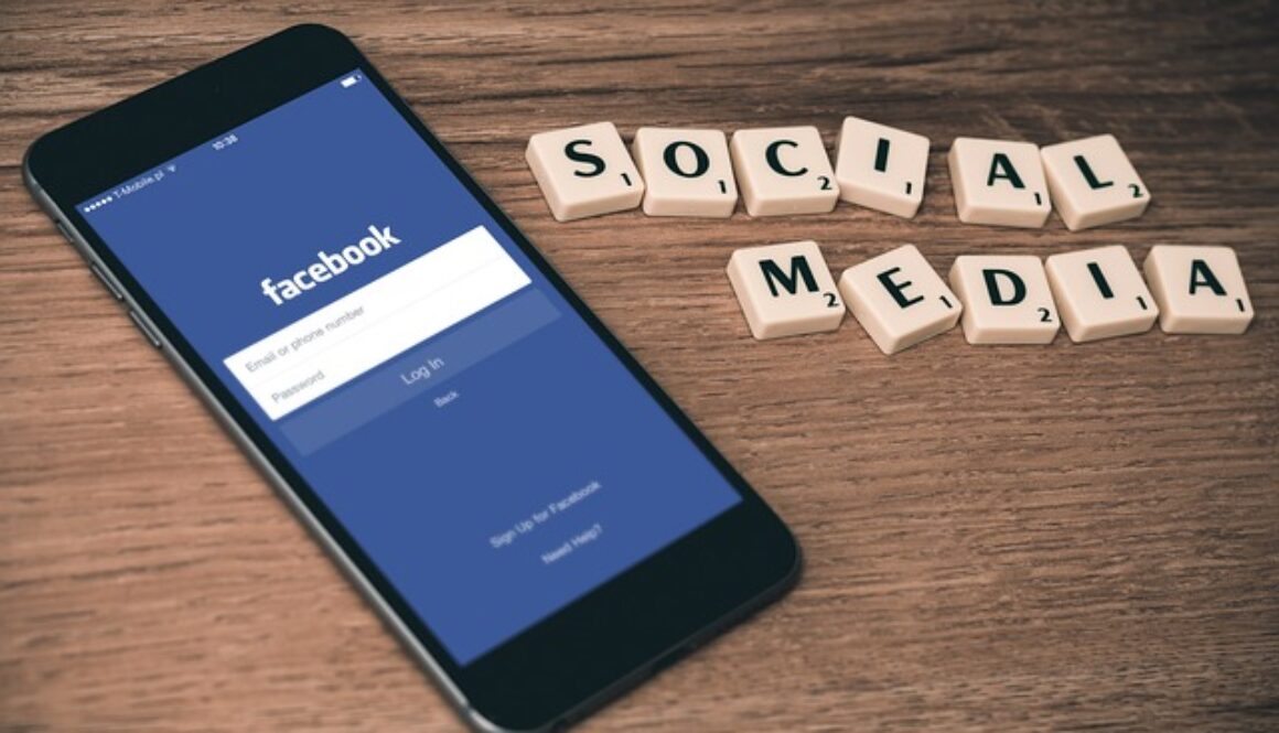 smartphone su homepage facebook e scritta social media