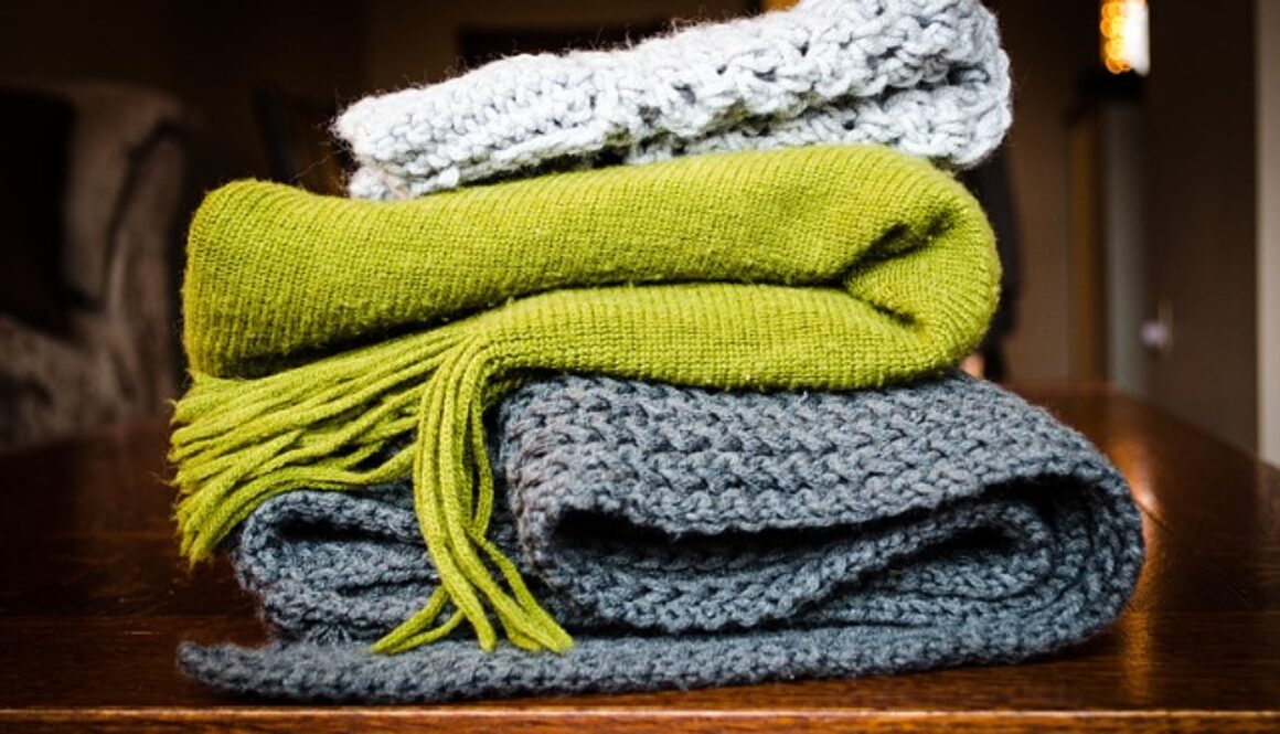 sciarpe verde, bianca e grigia