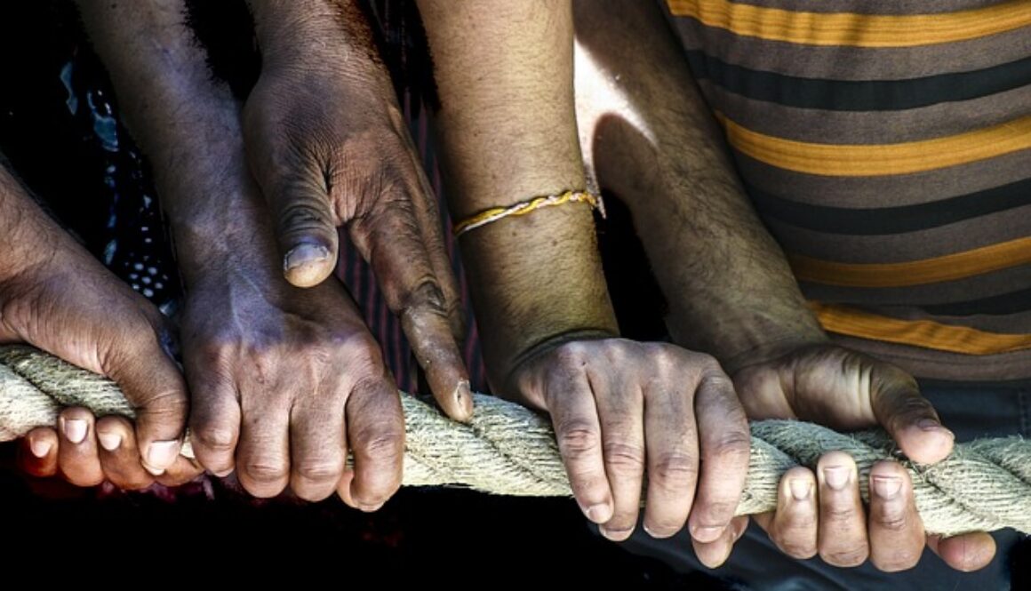 braccia che tirano una corda