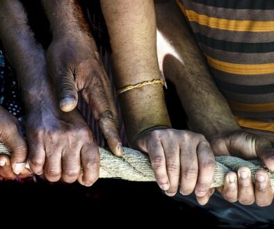 braccia che tirano una corda