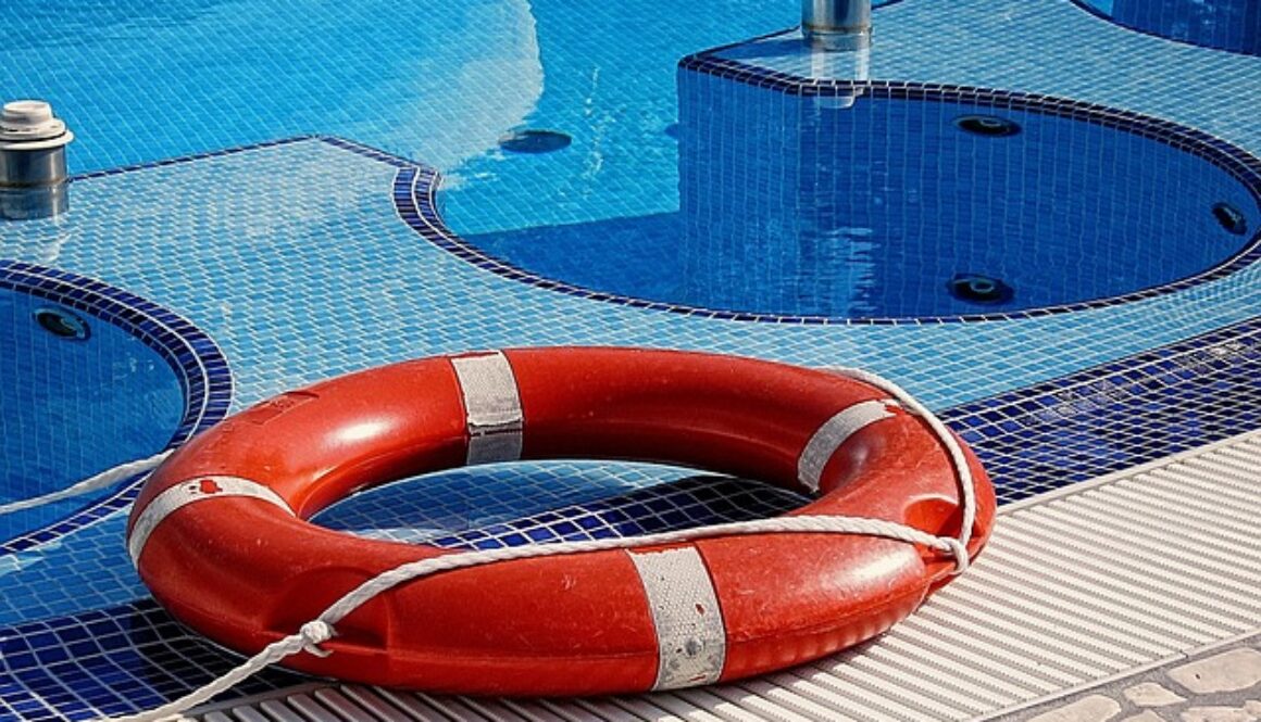 salvagente a bordo piscina. Vuoi diventare assistente bagnanti piscina?