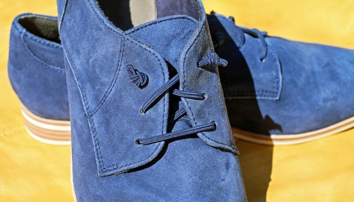 scarpe da uomo con lacci azzurre