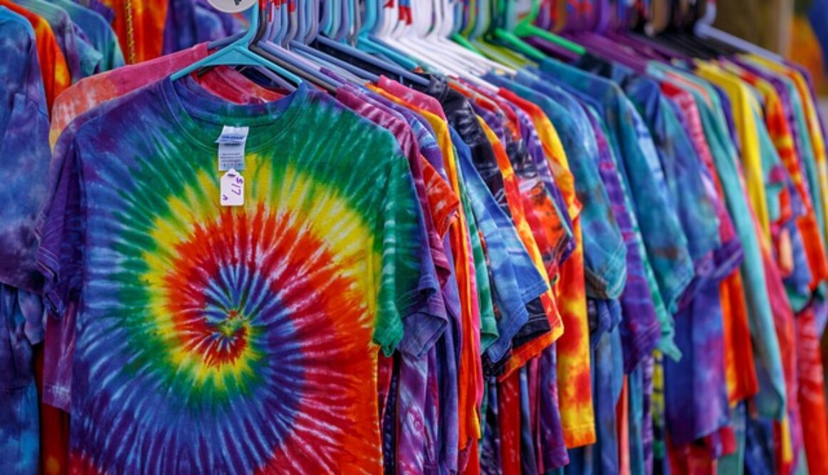 magliette colorate appese