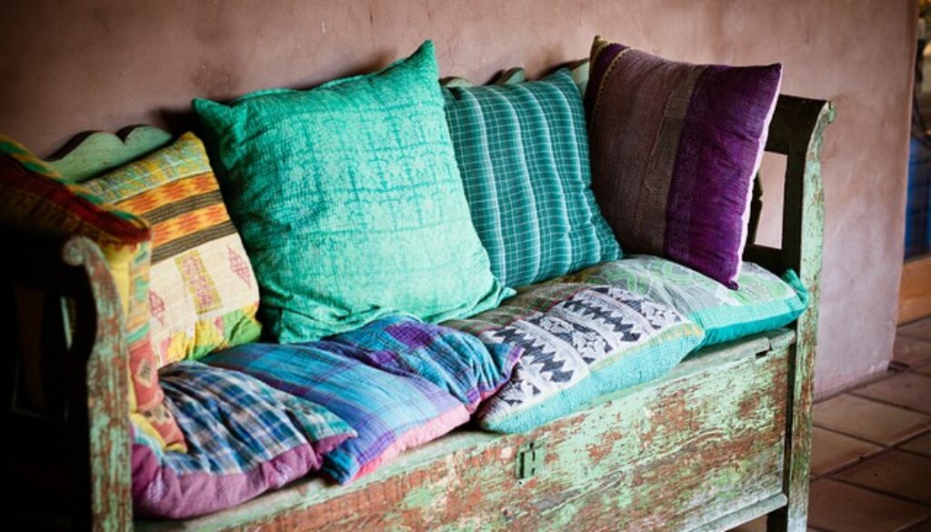 divano legno e cuscini colorati stile indiano