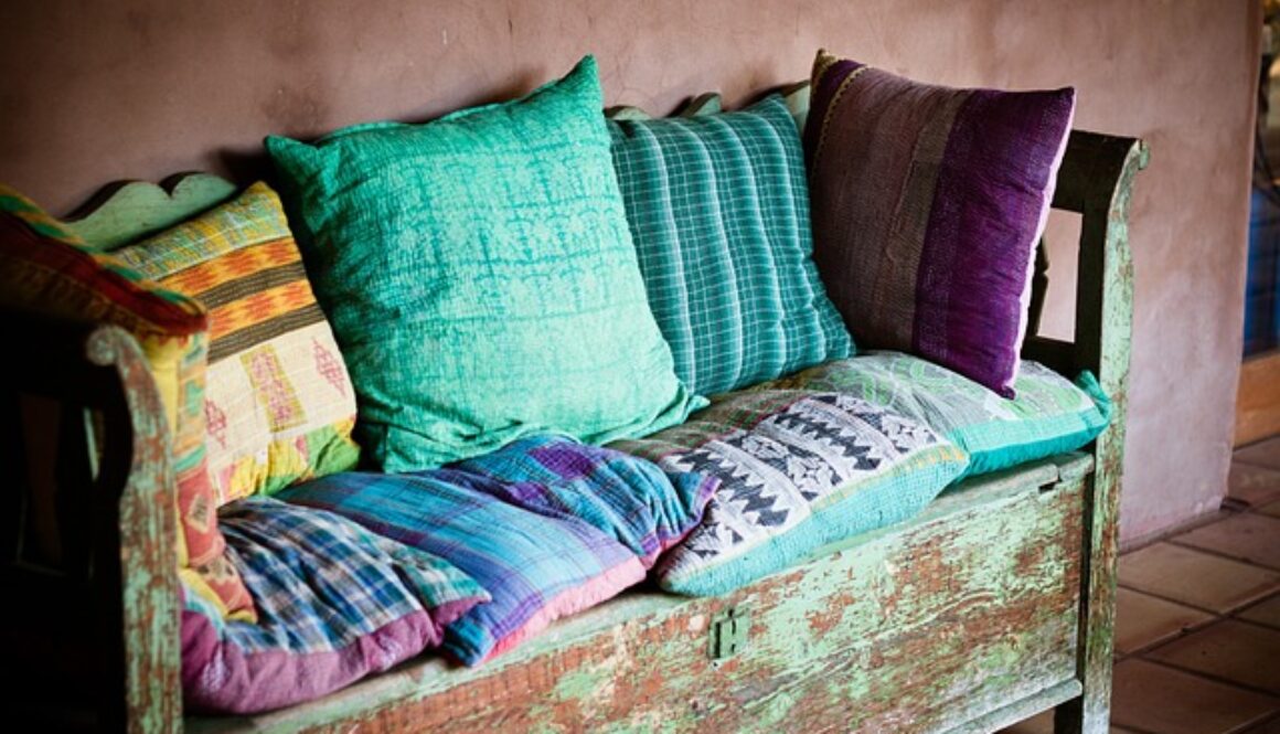 divano legno e cuscini colorati stile indiano