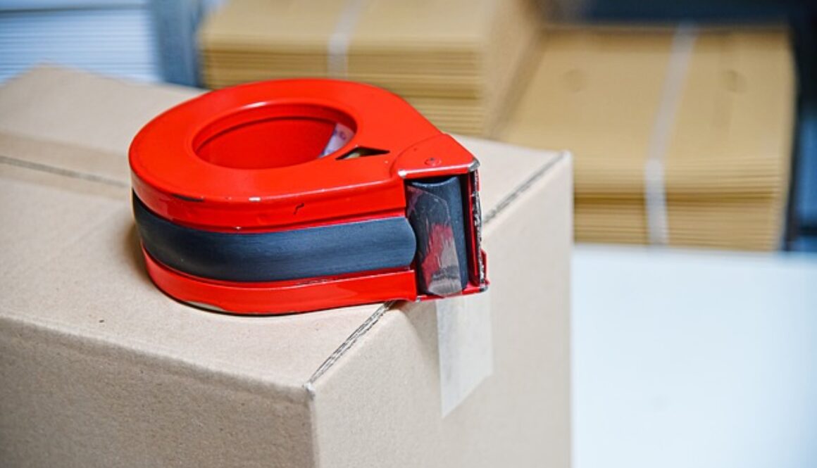 pacco e nastro adesivo