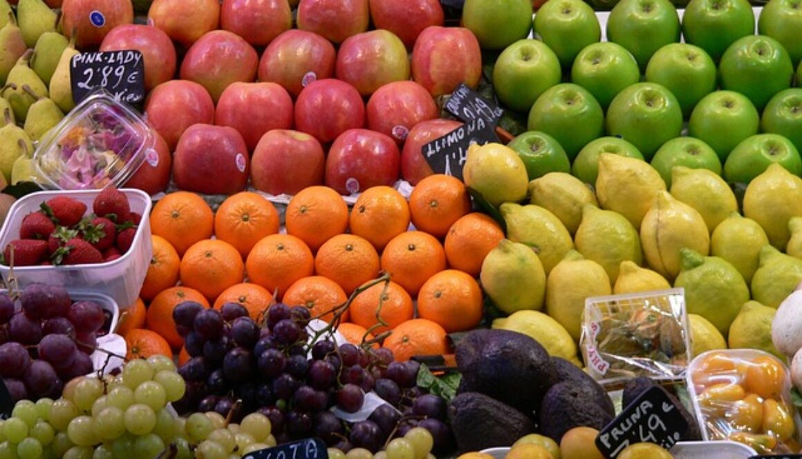 frutta su scaffale supermercato