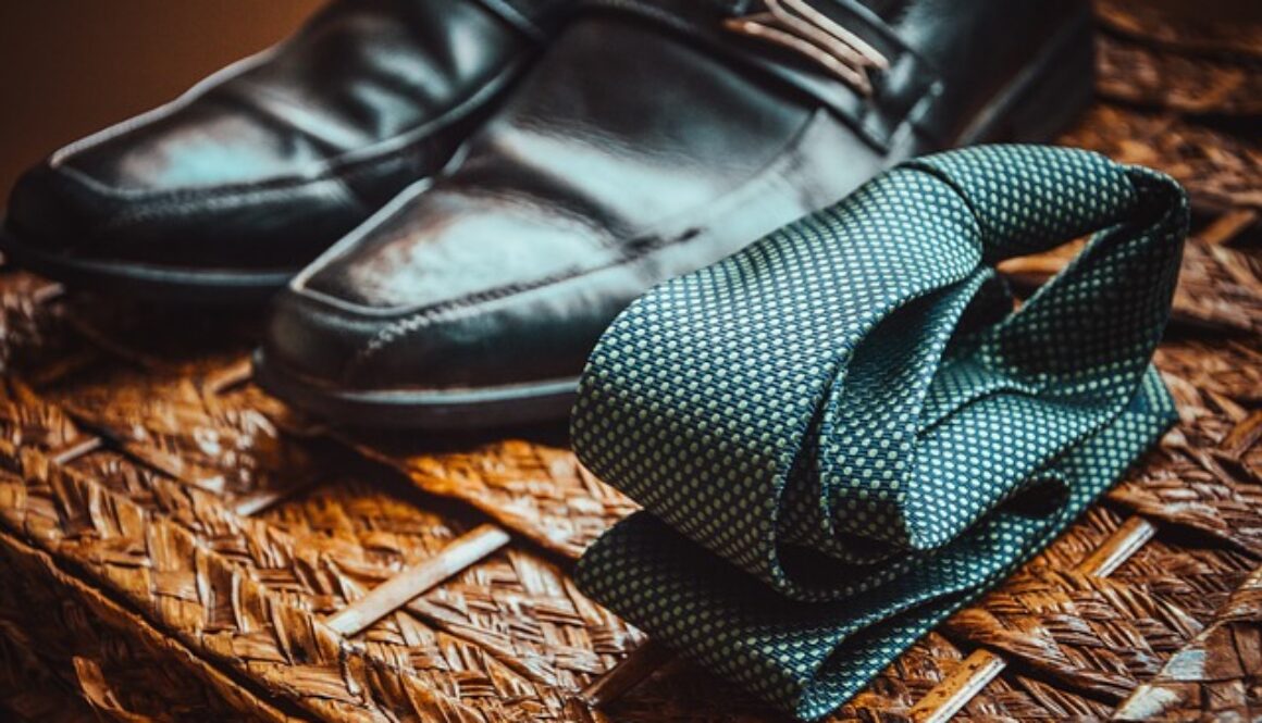 cravatta e scarpe da uomo