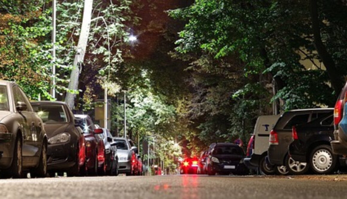 viale con auto parcheggiate