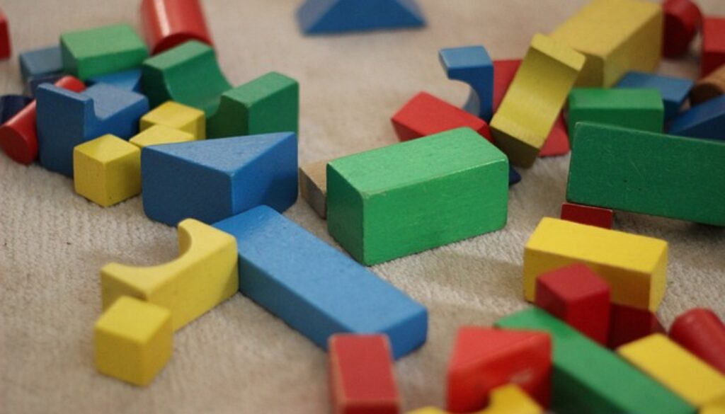 blocchetti colorati per costruzioni di bambini