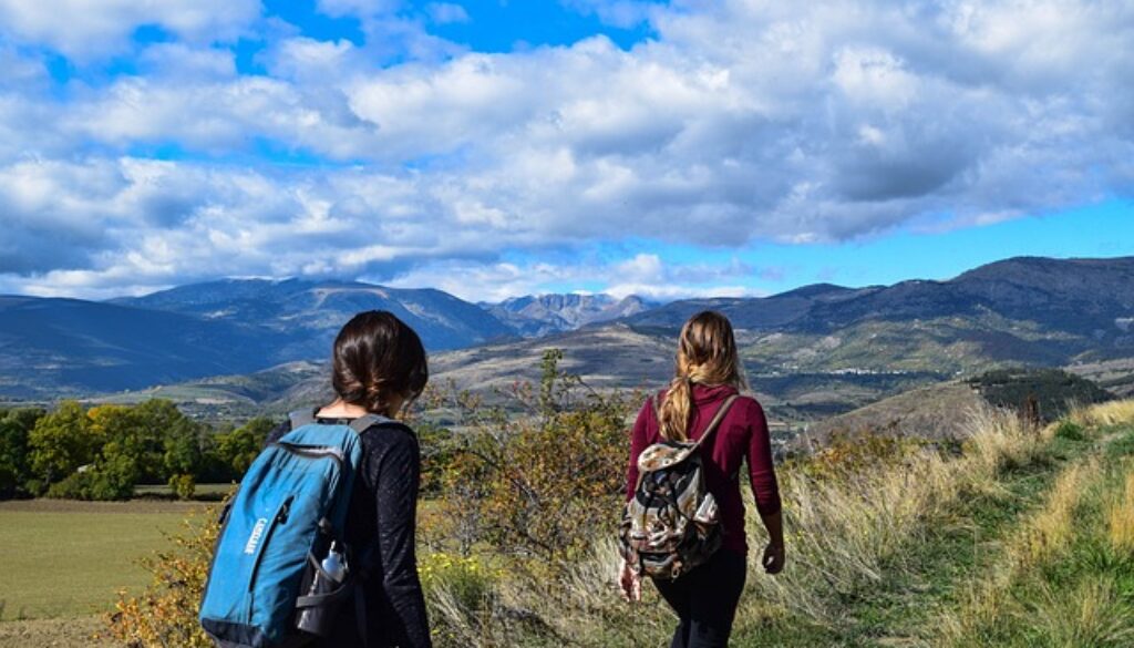 ragazze che camminano in montagna. Come lavorare nei centri di vacanza