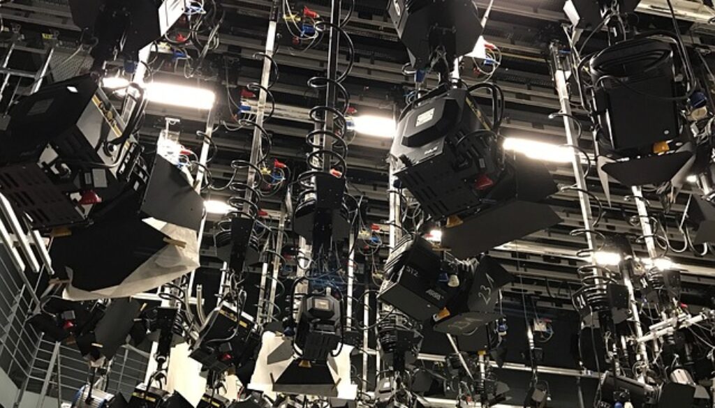 fari e luci di studio televisivo. Se questo mondo ti affascina, perché non lavorare come figurante nei programmi televisivi?