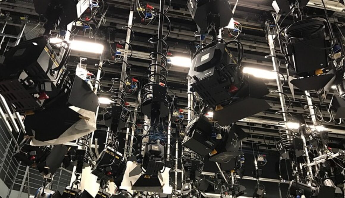 fari e luci di studio televisivo. Se questo mondo ti affascina, perché non lavorare come figurante nei programmi televisivi?